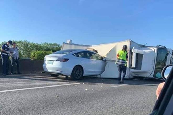 tesla model 3 rams into overturned truck