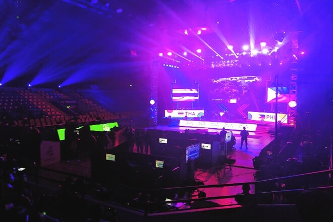 Unlike other sports, the competition takes place in the virtual world, controlled by the players through a console.