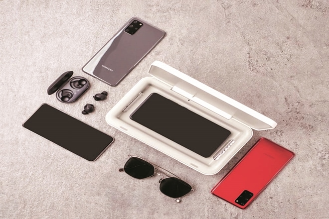 The UV Sterilizer features dual UV lights that sterilise both the top and bottom surface of items that are placed inside.