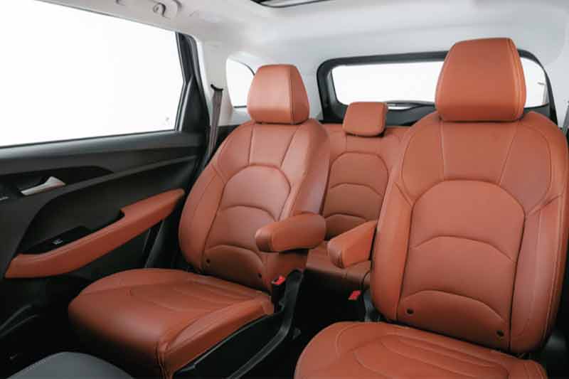 The party piece of the Hector Plus is the seating layout. The Hector Plus will be offered in India as a 6-seat model. The Hector Plus will come equipped with captain seats in the second row and a bench to accommodate two more passengers in the third row. While at the Auto Expo when the Hector Plus was unveiled, MG announced that it will also be offered with a 7-seat option which would mean a bench second-row seat, but we will have to wait till the vehicle is launched to find out if it will be offered in tandem.