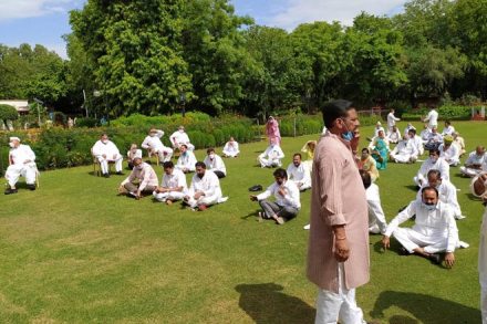 Congress MLAs raise 'Gehlot zindabad' slogans inside Raj Bhawan premises in Jaipur. (ANI photo) 