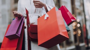 As fashion retailers grapple with the challenge of low sales, industry watchers have now pinned their hopes on the festive season