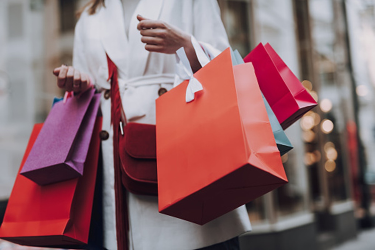 As fashion retailers grapple with the challenge of low sales, industry watchers have now pinned their hopes on the festive season As fashion retailers grapple with the challenge of low sales, industry watchers have now pinned their hopes on the festive season