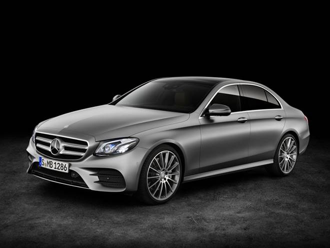 Mercedes-Benz E-Klasse, E 400 4MATIC, AMG Line, selenitgrau magno, Leder schwarz/sattelbraun 

Mercedes-Benz E-Klasse, E 400 4MATIC, AMG Line, selenit grey magno, leather black/saddle Brown