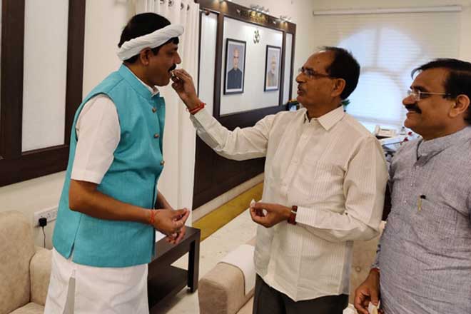 Madhya Pradesh: Congress MLA Pradhyuman Singh Lodhi meets CM Shivraj, to join BJP. (ANI photo) Madhya Pradesh: Congress MLA Pradhyuman Singh Lodhi meets CM Shivraj, to join BJP. (ANI photo)