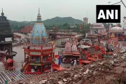 Lightning strike at Haridwar’s Har ki Pauri: 80-feet wall, transformer collapse; Heavy rains wreak havoc in Uttarakhand Lightning strike at Haridwar’s Har ki Pauri: 80-feet wall, transformer collapse; Heavy rains wreak havoc in Uttarakhand