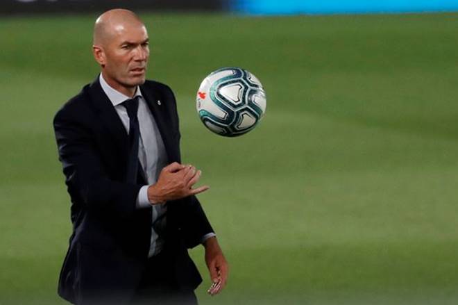 Soccer Football - La Liga Santander - Real Madrid v Alaves - Alfredo Di Stefano Stadium, Madrid, Spain - July 10, 2020 Real Madrid coach Zinedine Zidane, as play resumes behind closed doors following the outbreak of the coronavirus disease (COVID-19) REUTERS/Susana Vera Soccer Football - La Liga Santander - Real Madrid v Alaves - Alfredo Di Stefano Stadium, Madrid, Spain - July 10, 2020 Real Madrid coach Zinedine Zidane, as play resumes behind closed doors following the outbreak of the coronavirus disease (COVID-19) REUTERS/Susana Vera