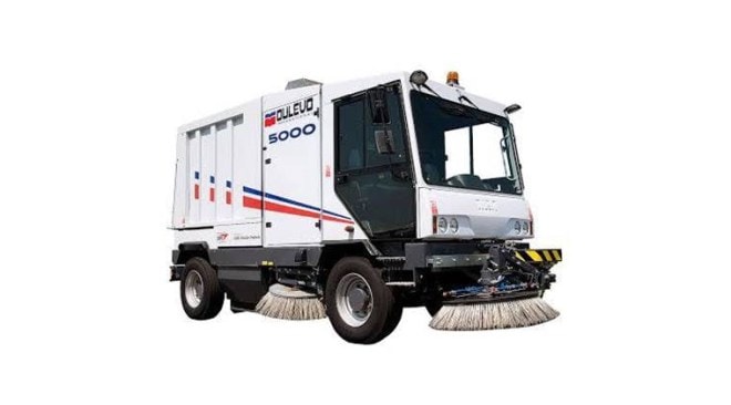 People who saw the video were shocked to see that the tractor is not only laden with the load but is also carrying at least a group of around 5-6 people along with the heavy load.