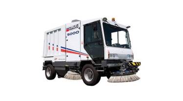 People who saw the video were shocked to see that the tractor is not only laden with the load but is also carrying at least a group of around 5-6 people along with the heavy load.