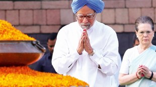Former PM Manmohan Singh and Congress president Sonia Gandhi at the 75th birth anniversary of Rajiv Gandhi at Vir Bhoomi, Delhi (Express Photo : Prem Nath Pandey)