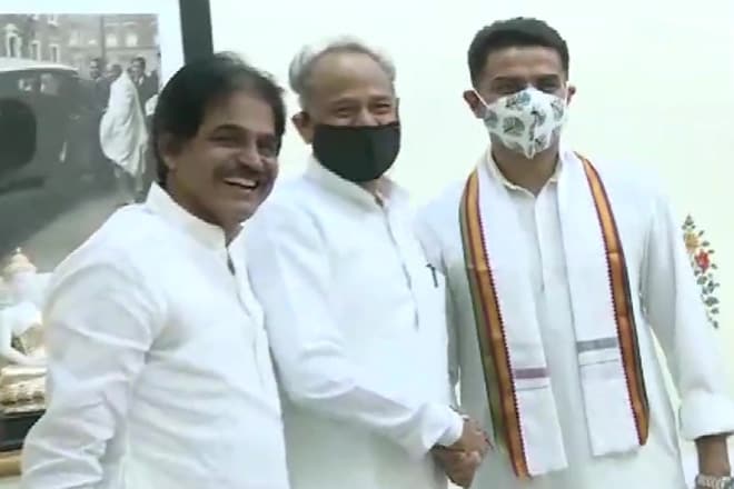 Sachin Pilot and Ashok Gehlot come face to face at CLP meet in Jaipur. (ANI photo)