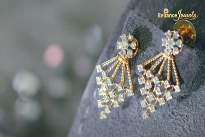 The campaign is a part of Reliance Jewels’ anniversary celebration by launching an exclusive range of diamond, gold and silver jewellery called Aabhar Collection The campaign is a part of Reliance Jewels’ anniversary celebration by launching an exclusive range of diamond, gold and silver jewellery called Aabhar Collection