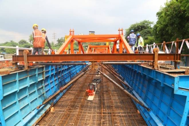 U-shaped girders are precast pre-tensioned, on which track laying can be immediately done. 