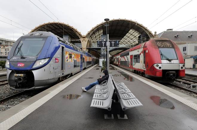Thousands trapped on French trains after electrical trouble Thousands trapped on French trains after electrical trouble