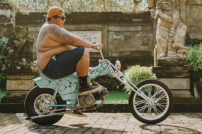 The sense of humour we spoke of earlier is not just in the misfit chopper but the name as well. Called the 'Lil Pussy chopper', it was commissioned by Wayan Tigana. Zambrag Garage main man Zambrag Candra tells BikeExif that it is built around a 1996 Honda C100 engine. (Source: BikeExif)