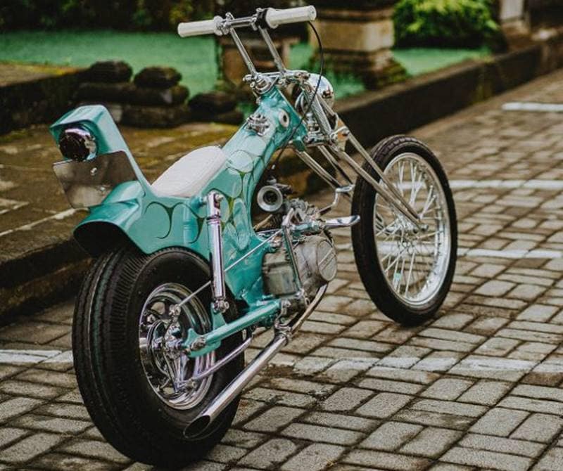The fun little bike is a blend of Honda Super Cub and Honda Dax, two names completely non-synonymous with choppers. But the Super Cub, as it turns out, has been providing South East Asian custom bike builders with a canvas to create something super fun. Find the links to those in the slides to follow. (Source: BikeExif)