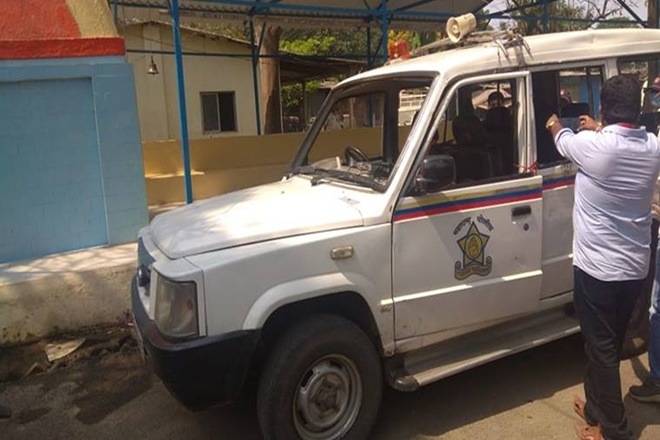 Sadhus Kalpavruksha Giri (70) and Sushilgiri Maharaj (35) and their driver Nilesh Telgade (30) were killed. Sadhus Kalpavruksha Giri (70) and Sushilgiri Maharaj (35) and their driver Nilesh Telgade (30) were killed.