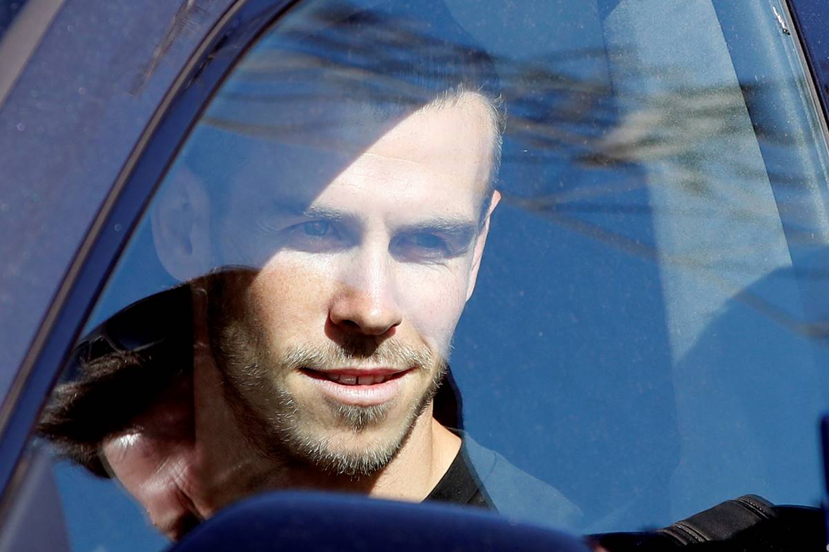 Gareth Bale poses for a photo with a fan as he leaves London Luton Airport. Gareth Bale is expected to complete his return to Tottenham Hotspur. (Courtesy: Reuters image) Gareth Bale poses for a photo with a fan as he leaves London Luton Airport. Gareth Bale is expected to complete his return to Tottenham Hotspur. (Courtesy: Reuters image)