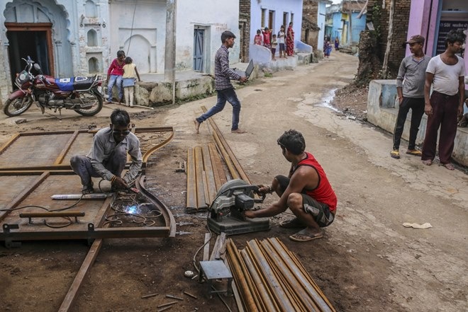 jobs, job loss, employment rate, unemployment rate, urban unemployment rate, rural india, mgnrega, farm sector, informal workers