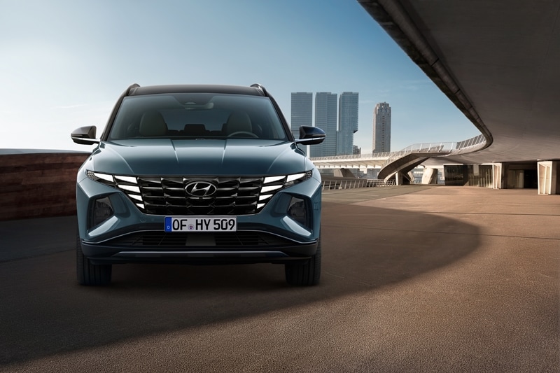 The most prominent feature on the new Tucson's exterior is the vehicle’s front grille with Parametric Hidden Lights. When the lights are off, the front of the vehicle appears covered in dark, geometric patterns, with no distinction between the signature LED Daytime Running Lights (DRLs), which are integrated into the grille.