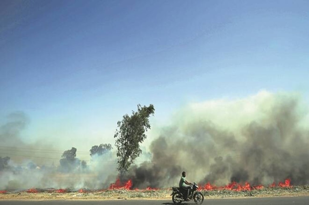 Earlier in the day, Union Environment Minister Prakash Javadekar asserted that only 4 per cent air pollution in Delhi is due to stubble burning and rest are local factors, prompting a sharp response from the Delhi government.