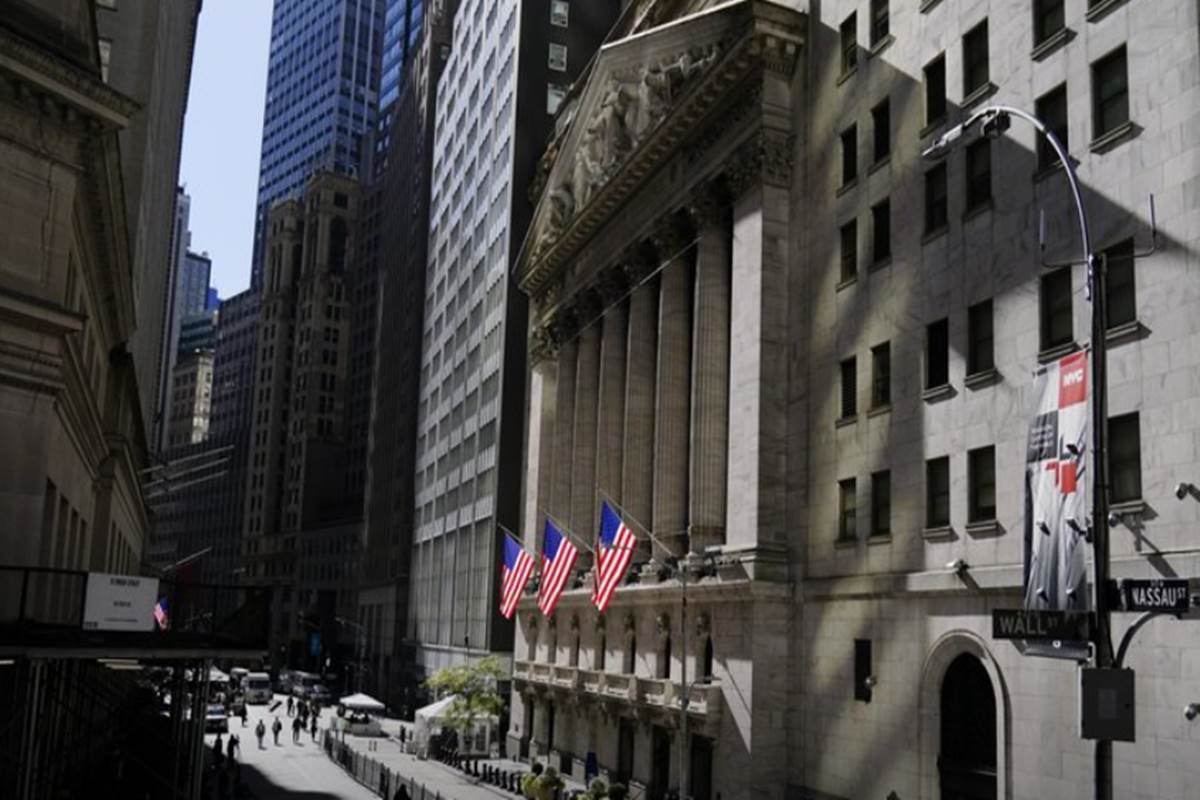 Markets are swinging between optimism about possible development of a coronavirus vaccine and uncertainty about the U.S. economic outlook without an aid package. (Photo source: AP)