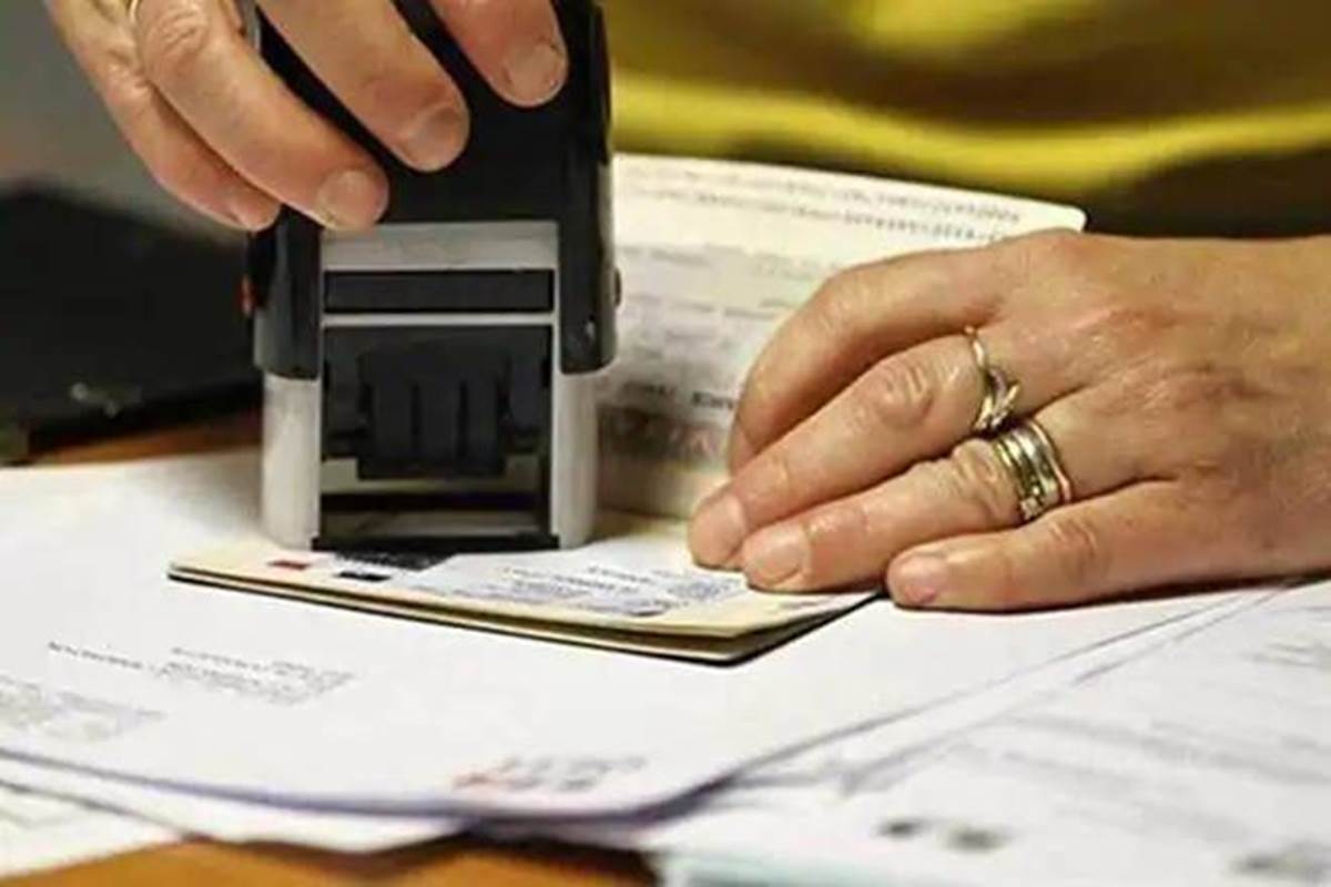 The US can issue up to 85,000 H-1B visas per year for jobs such as computer programmers, accountants, architects and database administrators. The US can issue up to 85,000 H-1B visas per year for jobs such as computer programmers, accountants, architects and database administrators.