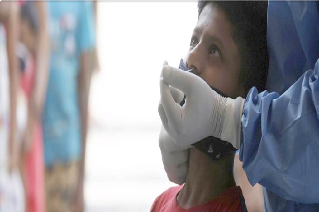 According to the Indian Council of Medical Research (ICMR), a cumulative total of 7,99,82,394 samples have been tested up to October 4 with 9,89,860 samples being tested on Sunday. (Photo source: IE)