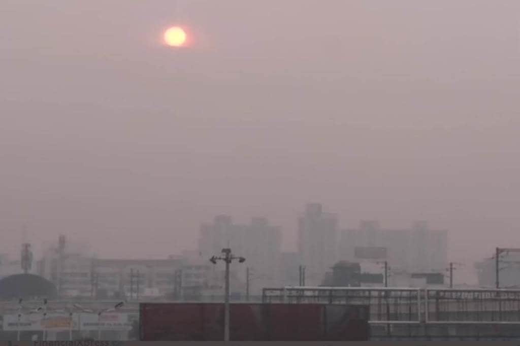 Delhi's AQI was 302 on Monday, 274 on Sunday, 251 on Saturday, 296 on Friday, 283 on Thursday and 211 on Wednesday. (Photo source: ANI)