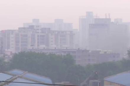 The Ministry of Earth Sciences' air quality monitor, SAFAR, said calm surface wind conditions prevail over the Delhi region. (Photo source: ANI)