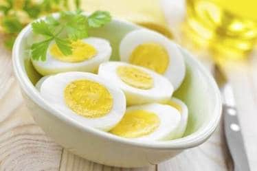 Most eggs are sourced from producers who raise their poultry on growth promoters and antibiotics. When you consume the eggs, you end up ingesting antibiotic residues. (Photo source: IE)