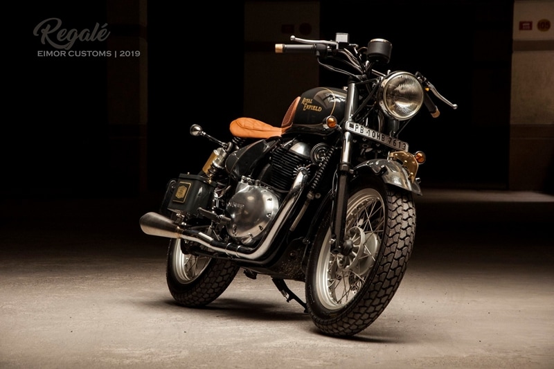 The Regale has a custom headlamp, a new single-pod instrument cluster, a custom-built fuel tank with knee pads, custom fuel filler cap, but the handlebar, levers, and switchgear have been left stock. The front is highlight by a new fender with a longitudinally-mounted plate (however, the real one still resides in the correct place).