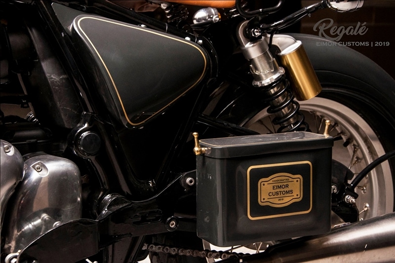 The detailing on the Regale has been done splendidly, especially with the addition of a handcrafted tool box. The exhaust system has been custom built and the paint job is new as well, finished with a classic looking 'Royal Enfield' on the tank.