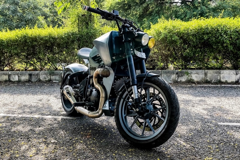 It features twin headlamps, stock suspension has been done away with for upside down forks, custom-built fenders, and brakes have been upgraded as well. The fuel tank, swingarm, and frame have been custom-built as well, along with tank extensions for a butch appeal.