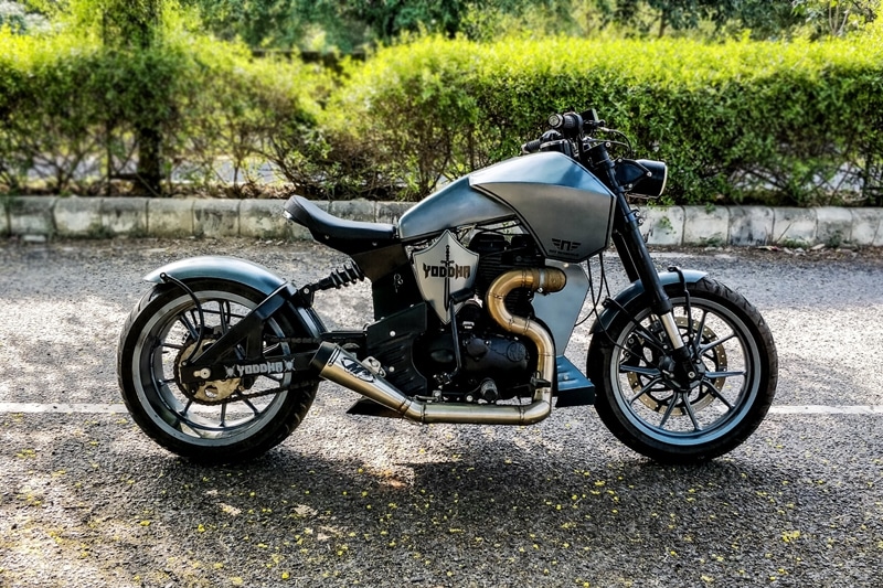 It's been quite some time we featured a custom-build on here since the coronavirus pandemic broke out. But now, the custom-built bike scene seems is back in business and we found a neat job on the Internet. It is called 'Yoddha' built by Neev Motorcycles and based on a Royal Enfield Thunderbird 350.