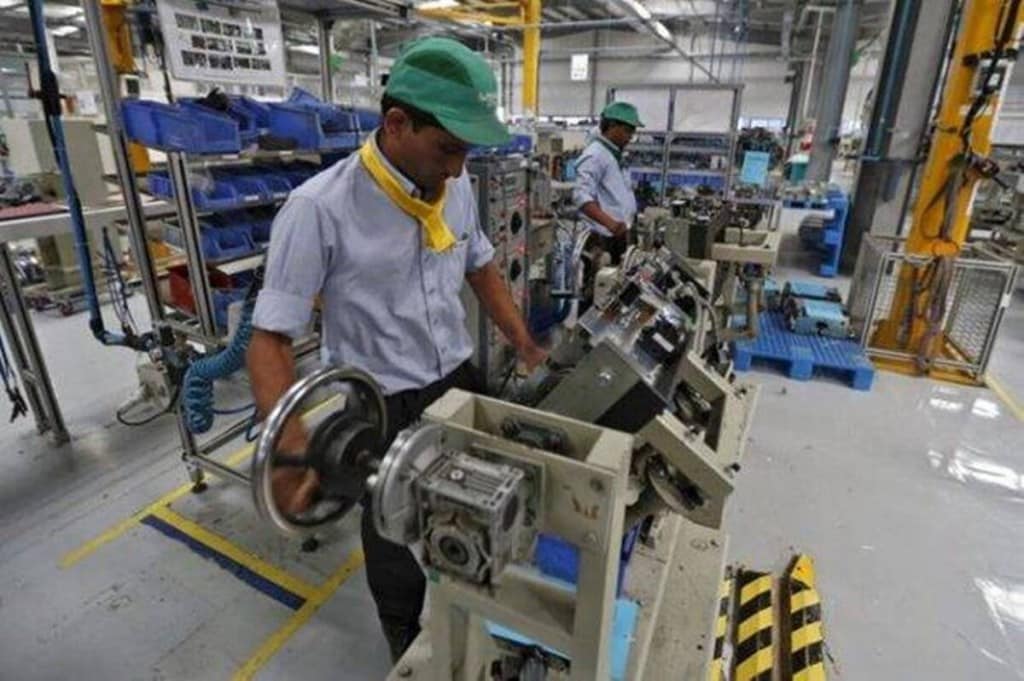 The old manufacturing industries also have the option to switch to the hi-tech and service sector.