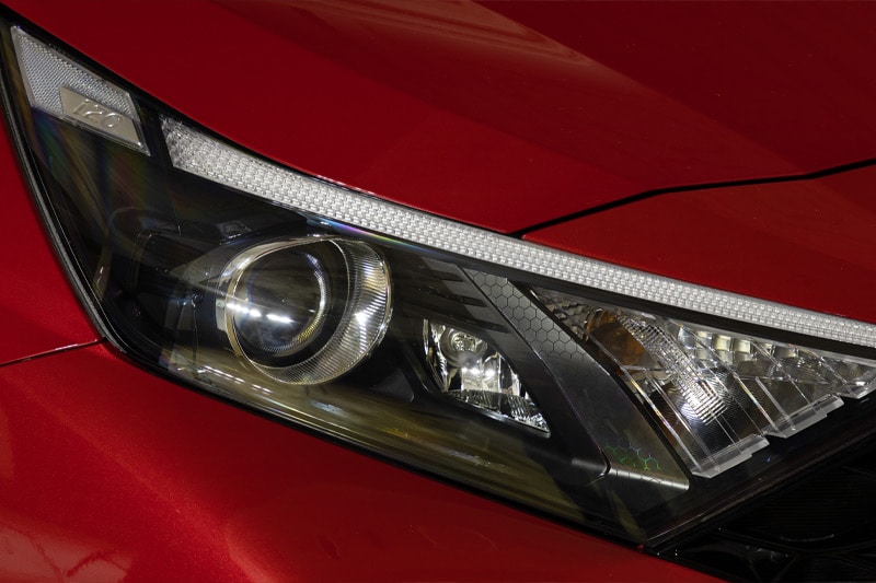 The new i20 will offer LED projector headlamps. The styling is very sleek and the design has been made to seamlessly integrate into the front grille for a dynamic look. The front is quite prominent with the large Hyundai signature grille which will be available in an all-black finish. The higher-spec versions of the i20 will have it finished in gloss black of course.
