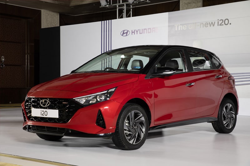 The all-new 2020 Hyundai i20 has finally been launched in India. Prices for new premium hatchback range between Rs 6.8 lakh to Rs 11.17 lakh (ex-showroom, India). The i20 in its third generation is all-new and is now longer, wider and offers a longer wheelbase meaning more room in the cabin. Designed to look all sporty, the i20 uses an aggressive exterior design using Hyundai’s latest “Sensuous Sportiness” design language.