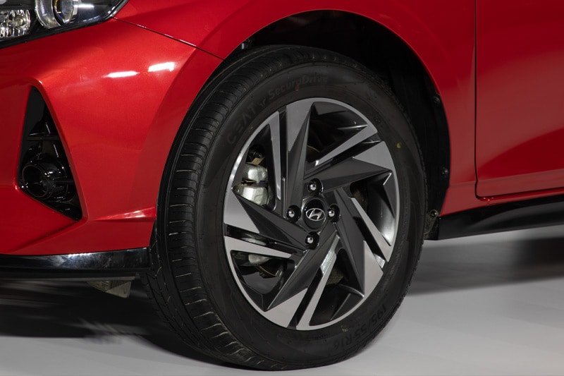 Hyundai offers the new i20 with a range of different wheels. The base ‘Magna’ model will feature 185/65 R15 sized steelies. However, the Sportz variant of the i20 will come with 195/55 R16 alloy wheels. But with the Asta and Asta (O) 195/55 R16 diamond cut alloy wheels pictured above will be offered. 16-inch sizes are the largest that will be available on the model.