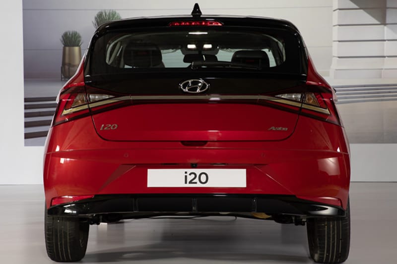 At the rear, Hyundai continues to use its sharp design language. The tail lamps have been designed to feature a ‘Z’ symbol. Something we have seen in other latest-generation Hyundai models as well. On the tail-gate, Hyundai has given the i20 a reflector that runs across the rear width of the car, allowing the vehicle to accentuate its now wider stance. The higher-spec models will feature a chrome strip on it, but it would have been better if it was left bare as in for a more elegant look.
