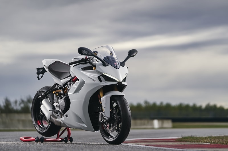 As part of the Ducati World Premiere web series, the Italian motorcycle manufacturer has now unveiled three 2021 models - the SuperSport 950, Panigale V4 SP, an electric mountain bike, and updates to the Panigale V4. In their 2021 models, the motorcycles have recieved a design revision, electronics upgrades, Euro 5 emissions standard compliance. The aesthetic link between SuperSport 950 and Panigale V4 is now even stronger with a new full-LED headlight supported by two fins and flanked by two air intakes. The fairings have been redesigned and the air vents coming from the water radiator are inspired by the double extractor of the Panigale V4 models.