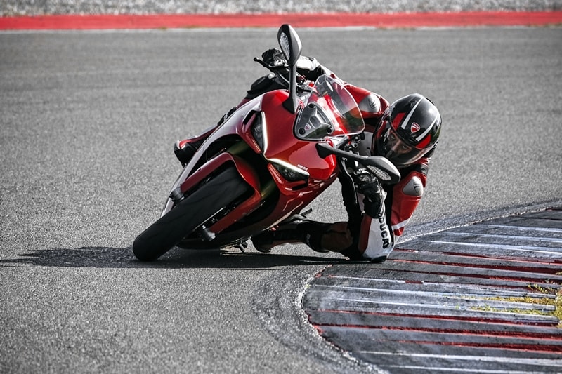 The SuperSport 950 gets a single-sided swingarm, a trellis frame fixed to the engine that acts as a stressed element to reduce weight, raised handlebars, a revised seat, multi-adjustable suspension, three-spoke "Y" aluminium wheels and Pirelli Diablo Rosso 3 tyres, radial master cylinders for brake and clutch and Brembo braking system with double 320 mm disc, and a dry weight of 184 kg. The electronic package consists of Cornering ABS, Traction Control, Wheelie Control, and Electronic Shifting. It gets three riding modes (Sport, Touring, Urban), and a new 4.3'' full-TFT display.