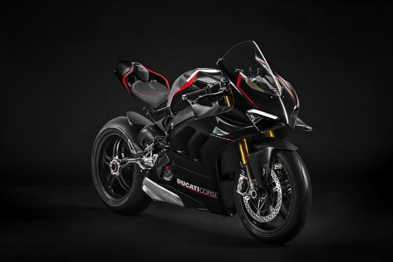 For 2021, Ducati is expanding the Panigale family with the new Panigale V4 SP version, which marks the return of the historic “SP” (Sport Production) acronym. The Panigale V4 SP is numbered, and the number is engraved on the machined steering head. Boasting 214 hp, 123 Nm of torque and a dry weight of 173 kg, the Panigale V4 SP has a dedicated livery and is equipped with a load of technical features, and also gets many elements derived from the Superleggera V4: carbon rims, brake callipers and master cylinders, dry clutch and the same chain size (520).