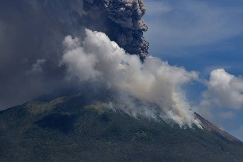 Indonesian volcano, volcano, Mt. Ile Lewotolok volcano, mount Ile Lewotolok volcano, volcano in Indonesia, Indonesia, volcano erupts in indonesia, East Nusa Tenggara, active volcanoes, volcano images