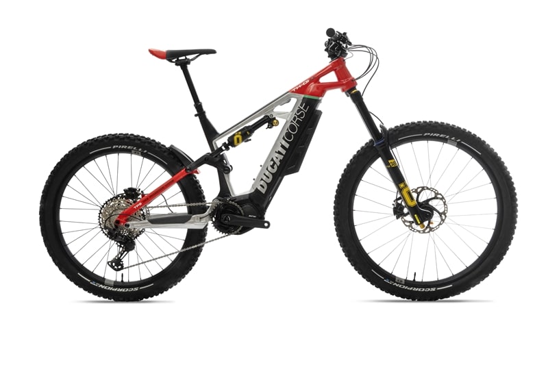 Ducati have also introduced the new Ducati TK-01RR e-enduro and significant technical updates on the All Mountain Ducati MIG-S. Ducati MIG-S in its 2021 model adopts a new 630Wh Shimano battery, a revised geometry of the frame, an elongated top tube, and a vertical seat tube (74.7°). The TK-01RR is completely new: an e-enduro with 630Wh Shimano battery and a new Shimano EP8 motor that weighs in at just 2.6 kg and produces a maximum torque of 85 Nm.
