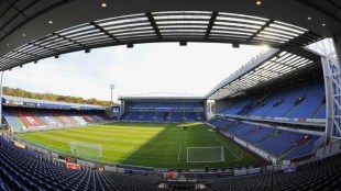 Supporters are set to return to English Premier League games next week for the first time since March. British Prime Minister Boris Johnson is allowing a return of spectators to sports stadiums as part of an easing of coronavirus restrictions when the national lockdown ends on December 2. A maximum of 4,000 fans will initially be allowed into venues in the areas with the lowest COVID-19 infection rates and up to 2,000 in the areas placed in the next tier of restrictions. The highest-risk areas still won't be allowed fans. Plans for the return of spectators in October were put on hold due to a spike in coronavirus cases. The government will announce on Thursday which tiers English cities and regions will be placed into. “We are able to get the turnstiles turning sooner than expected,” Culture Secretary Oliver Dowden said on Monday, “taking a cautious approach and starting with the lowest risk areas first. I'm confident that sports will take every step to ensure their fans are safe, and fans will play their part and look out for each other until we can safely get everyone back in." Britain has been Europe's hardest-hit country during the pandemic, with 55,230 known deaths within 28 days of a positive coronavirus test including another 206 in Monday's daily update.