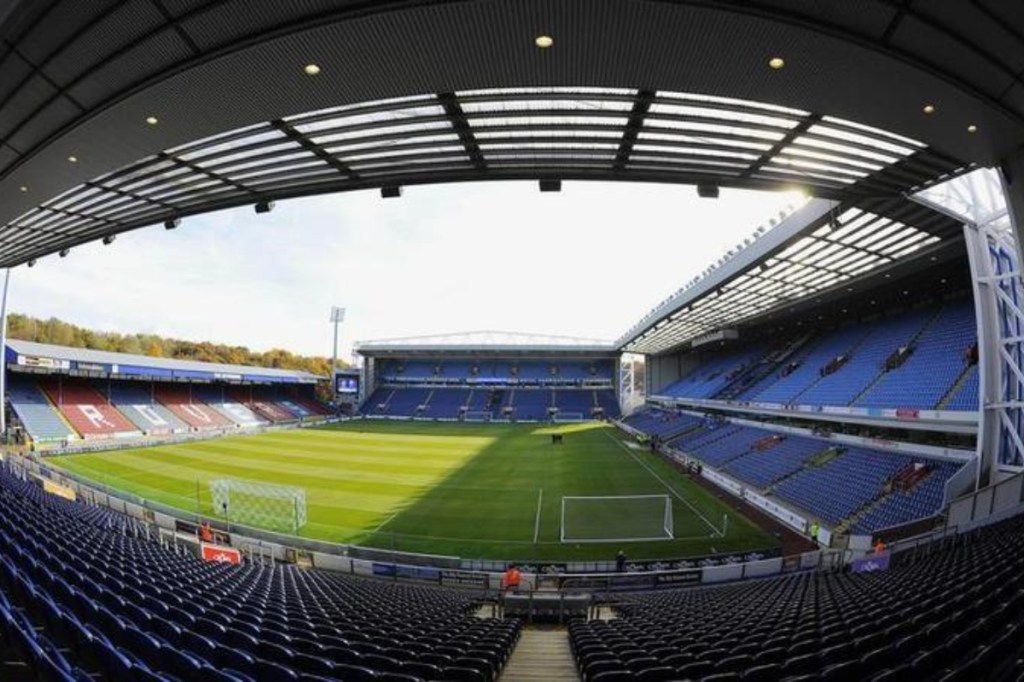 Supporters are set to return to English Premier League games next week for the first time since March. British Prime Minister Boris Johnson is allowing a return of spectators to sports stadiums as part of an easing of coronavirus restrictions when the national lockdown ends on December 2. A maximum of 4,000 fans will initially be allowed into venues in the areas with the lowest COVID-19 infection rates and up to 2,000 in the areas placed in the next tier of restrictions. The highest-risk areas still won't be allowed fans. Plans for the return of spectators in October were put on hold due to a spike in coronavirus cases. The government will announce on Thursday which tiers English cities and regions will be placed into. “We are able to get the turnstiles turning sooner than expected,” Culture Secretary Oliver Dowden said on Monday, “taking a cautious approach and starting with the lowest risk areas first. I'm confident that sports will take every step to ensure their fans are safe, and fans will play their part and look out for each other until we can safely get everyone back in." Britain has been Europe's hardest-hit country during the pandemic, with 55,230 known deaths within 28 days of a positive coronavirus test including another 206 in Monday's daily update.