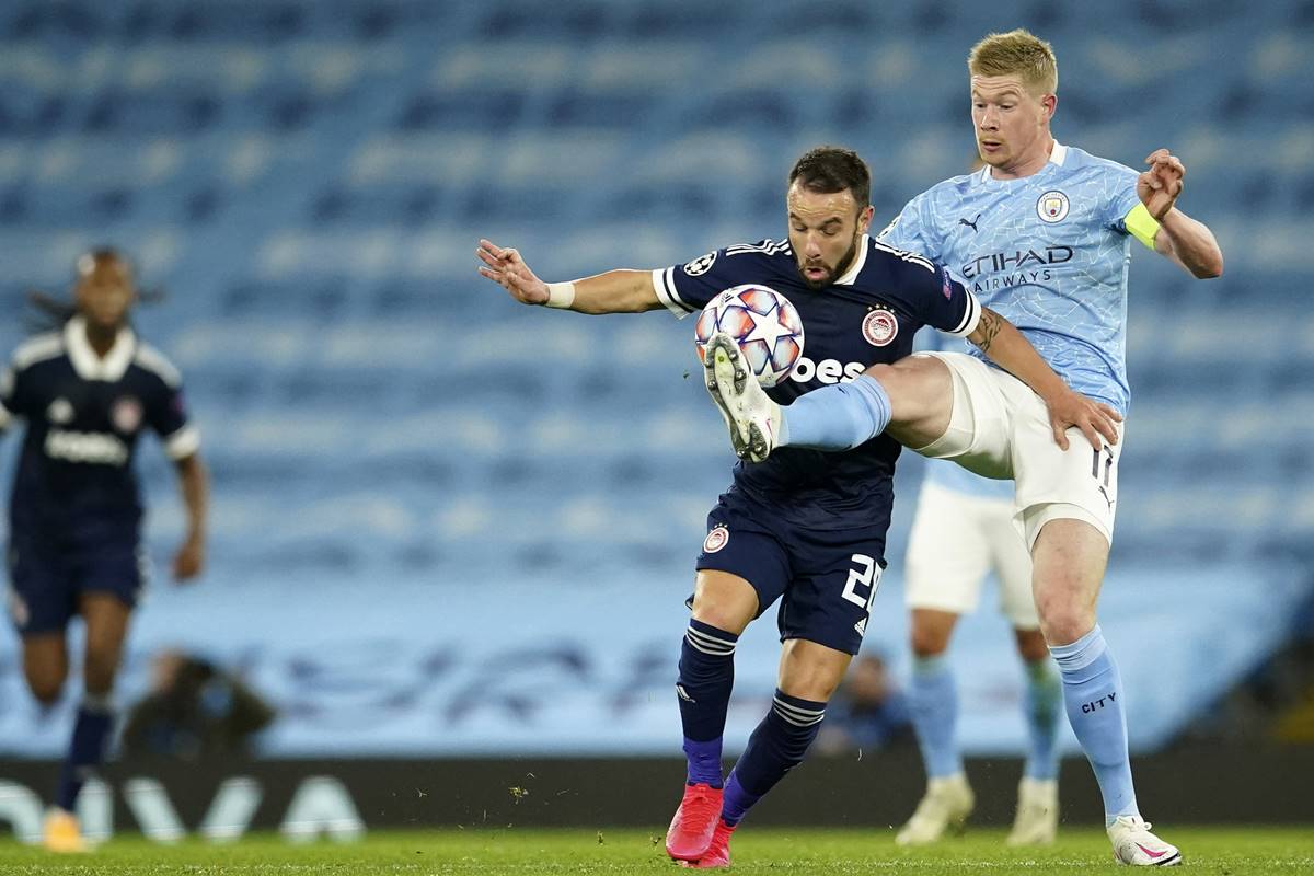 Manchester City's Kevin De Bruyne, right, duels for the ball with Olympiacos' Mathieu Valbuena during the Champions League group C soccer match between Manchester City and Olympiacos at the Etihad stadium in Manchester, England. (AP Photo) Manchester City's Kevin De Bruyne, right, duels for the ball with Olympiacos' Mathieu Valbuena during the Champions League group C soccer match between Manchester City and Olympiacos at the Etihad stadium in Manchester, England. (AP Photo)
