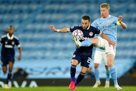 Manchester City's Kevin De Bruyne, right, duels for the ball with Olympiacos' Mathieu Valbuena during the Champions League group C soccer match between Manchester City and Olympiacos at the Etihad stadium in Manchester, England. (AP Photo)