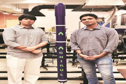 Agnikul Cosmos co-founder & COO Moin SPM (L) & co-founder & CEO Srinath Ravichandran